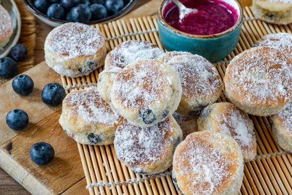 Geleneksel böğürtlen soslu rezene Galler kekleri.