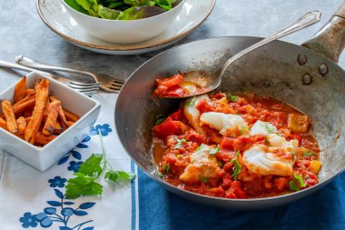 Biber soslu Sicilya balığı ve patates cipsi.