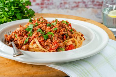 Kırmızı biberli ton balığı ve makarna.