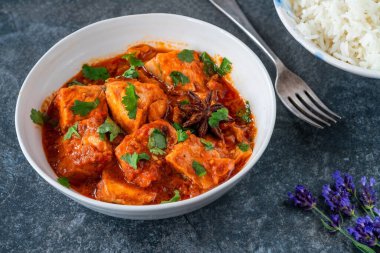 Basmati pilavlı somon körisi.