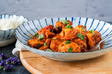 Basmati pilavlı somon körisi.