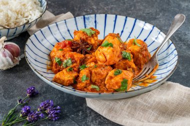 Basmati pilavlı somon körisi.