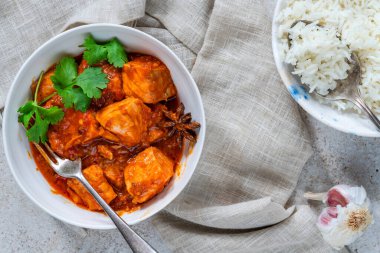 Basmati pilavlı somon körisi.