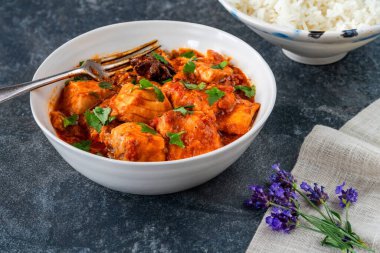 Basmati pilavlı somon körisi.