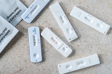 Hızlı yanal akış test cihazları Covid19 enfeksiyonu için pozitif sonuçlar gösteriyor Seçici odak