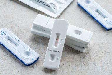 Hızlı yanal akış test cihazları Covid19 enfeksiyonu için pozitif sonuçlar gösteriyor Seçici odak