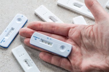 Hızlı yanal akış test cihazları Covid19 enfeksiyonu için pozitif sonuçlar gösteriyor Seçici odak