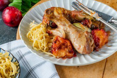 Pak choi ve erikli tavuk budu.