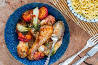 Pak choi ve erikli tavuk budu.