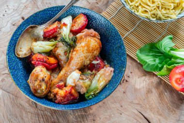 Pak choi ve erikli tavuk budu.