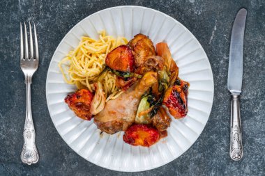 Pak choi ve erikli tavuk budu.