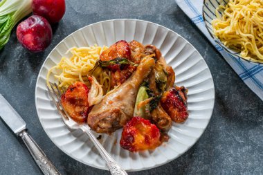 Pak choi ve erikli tavuk budu.