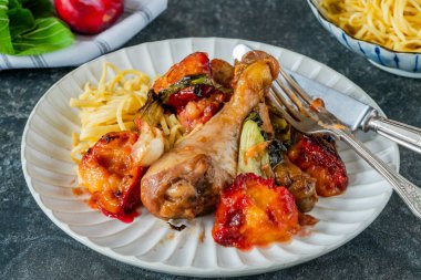 Pak choi ve erikli tavuk budu.