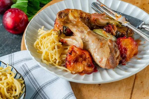 Pak choi ve erikli tavuk budu.