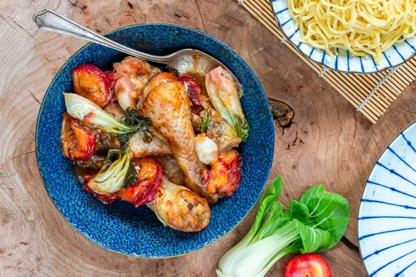 Pak choi ve erikli tavuk budu.