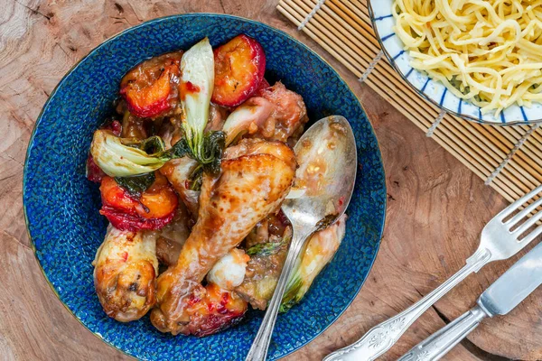 Pak choi ve erikli tavuk budu.