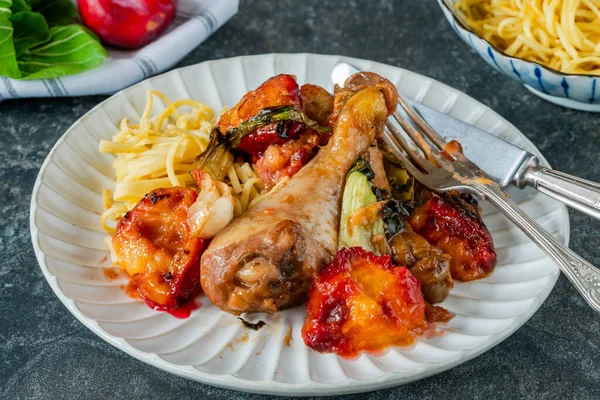 Pak choi ve erikli tavuk budu.