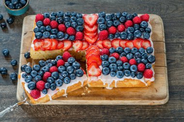 Taze meyveli Union Jack pastası.