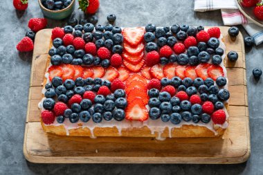 Taze meyveli Union Jack pastası.