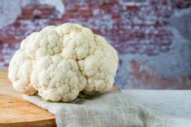 Bütün karnabahar kafası tahtanın üzerinde.