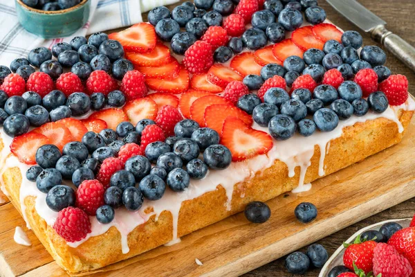 stock image Union Jack cake decorated with fresh fruit