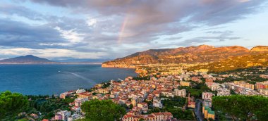 Sorrento 'da gökkuşağı ve İtalya' da Napoli Körfezi 'ni geçen Vezüv Dağı' nın tepesinde