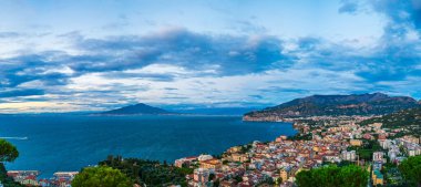 Sorrento ve Vezüv Dağı 'nın panoramik manzarası gün batımında İtalya' daki Napoli Körfezi 'ni geçiyor.