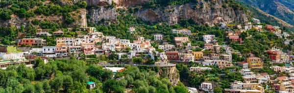 ポジターノのパノラマビュー 南イタリアのアマルフィ海岸の崖側の村 — ストック写真