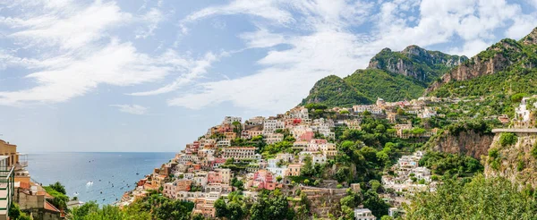 ポジターノのパノラマビュー 南イタリアのアマルフィ海岸の崖側の村 — ストック写真
