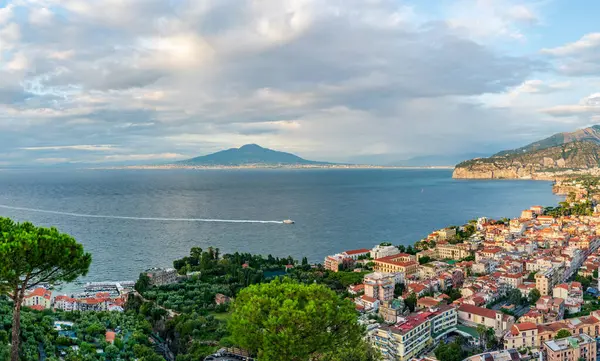 İtalya 'daki Napoli Körfezi boyunca Sorrento ve Vezüv Dağı' nın panoramik manzarası