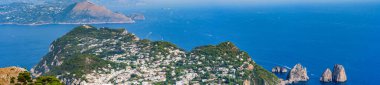 Capri 'nin panoramik manzarası ve İtalya' da bir Napoli Körfezi
