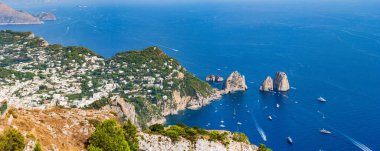 Capri 'nin panoramik manzarası ve İtalya' da bir Napoli Körfezi