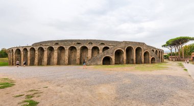 POMPEI, İtalya - 20 Eylül 2023: Pompei 'deki Amphitiyatronun kalıntıları, MS 79' da Vesuvius Dağı 'nın püskürmesiyle gömülen antik bir şehir. Pompei kalıntıları UNESCO Dünya Mirası Alanlarının bir parçası