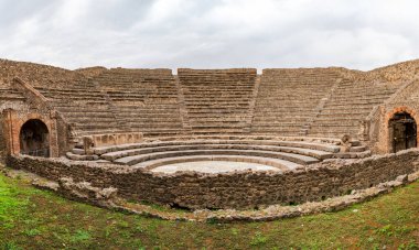 POMPEI, İtalya - 20 Eylül 2023: Pompei 'deki Küçük Tiyatro Harabeleri, MS 79' da Vesuvius Dağı 'nın püskürmesiyle gömülen antik bir şehir. Pompei kalıntıları UNESCO Dünya Mirası Alanlarının bir parçası
