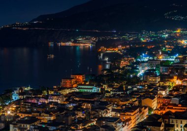 Sorrento ve Vezüv Dağı 'nın panoramik manzarası gece vakti İtalya' daki Napoli Körfezi 'ni aşıyor.