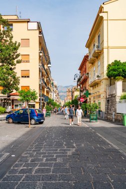 SORRENTO, İtalya - 18 Eylül 2023: Sorrento sokak manzarası. Sorrento İtalya 'nın güneybatısında Sorrentine Yarımadası' ndaki Napoli Körfezi 'ne bakan bir sahil kasabasıdır.