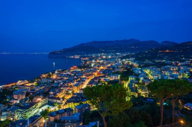 Sorrento 'nun panoramik manzarası ve İtalya' daki Napoli Körfezi alacakaranlıkta