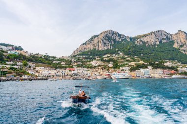 CAPRI, İtalya - 19 Eylül 2023: Capri Adası 'ndaki Marina Grande manzarası engebeli manzarası, lüks oteller ve lüks tasarımcı alışverişi ile ünlüdür. Yazın Capri 'nin dramatik kıyı şeridi birçok yat çeker.
