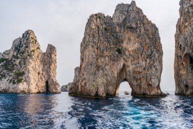Ünlü Faraglioni Kayaları, Capri Adası, İtalya