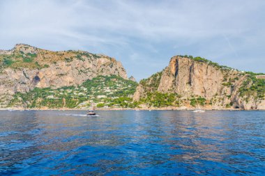 İtalya 'nın Capri adasının engebeli kıyı manzarası