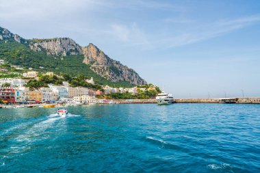 CAPRI, İtalya - 19 Eylül 2023: Capri Adası 'ndaki Marina Grande engebeli manzarası, lüks otelleri ve lüks tasarımcı alışverişleriyle ünlüdür. Yazın Capri 'nin dramatik kıyı şeridi birçok yat çeker.