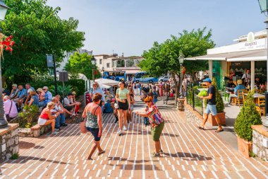 CAPRI, İtalya - 19 Eylül 2023: Turistler engebeli manzarası, lüks otelleri ve lüks tasarımcı alışverişleriyle ünlü Capri Adası 'nda tatilin tadını çıkarıyorlar.