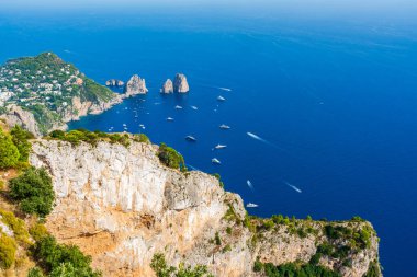 Faraglioni Kayaları ve Capri, İtalya 'daki Solaro Dağı' ndan bir Napoli Körfezi manzarası