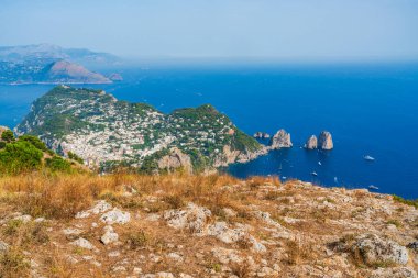 Capri Adası 'nın panoramik manzarası ve Capri, İtalya' daki Solaro Dağı 'ndan Napoli Körfezi