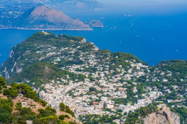 Capri Adası 'nın panoramik manzarası ve Capri, İtalya' daki Solaro Dağı 'ndan Napoli Körfezi
