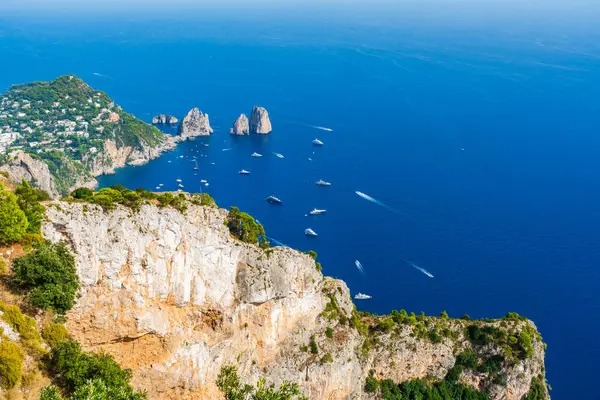 Faraglioni Kayaları ve Capri, İtalya 'daki Solaro Dağı' ndan bir Napoli Körfezi manzarası