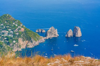 Faraglioni Kayaları ve Capri, İtalya 'daki Solaro Dağı' ndan bir Napoli Körfezi manzarası