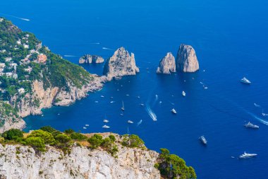 Faraglioni Kayaları ve Capri, İtalya 'daki Solaro Dağı' ndan bir Napoli Körfezi manzarası