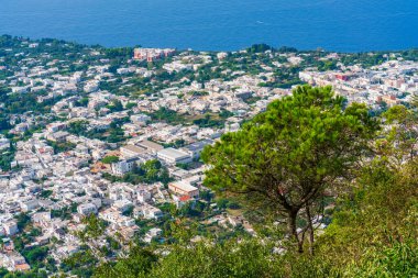 Capri 'nin çarpıcı manzarası ve İtalya' nın Capri adasındaki Solaro Dağı 'ndan Napoli Körfezi.