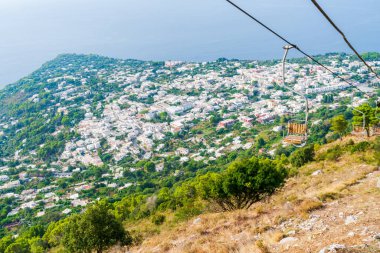 Solaro Dağı 'ndaki başkanlık, Capri Adası ve Napoli Körfezi' nin çarpıcı manzarasını sunuyor. İtalya 